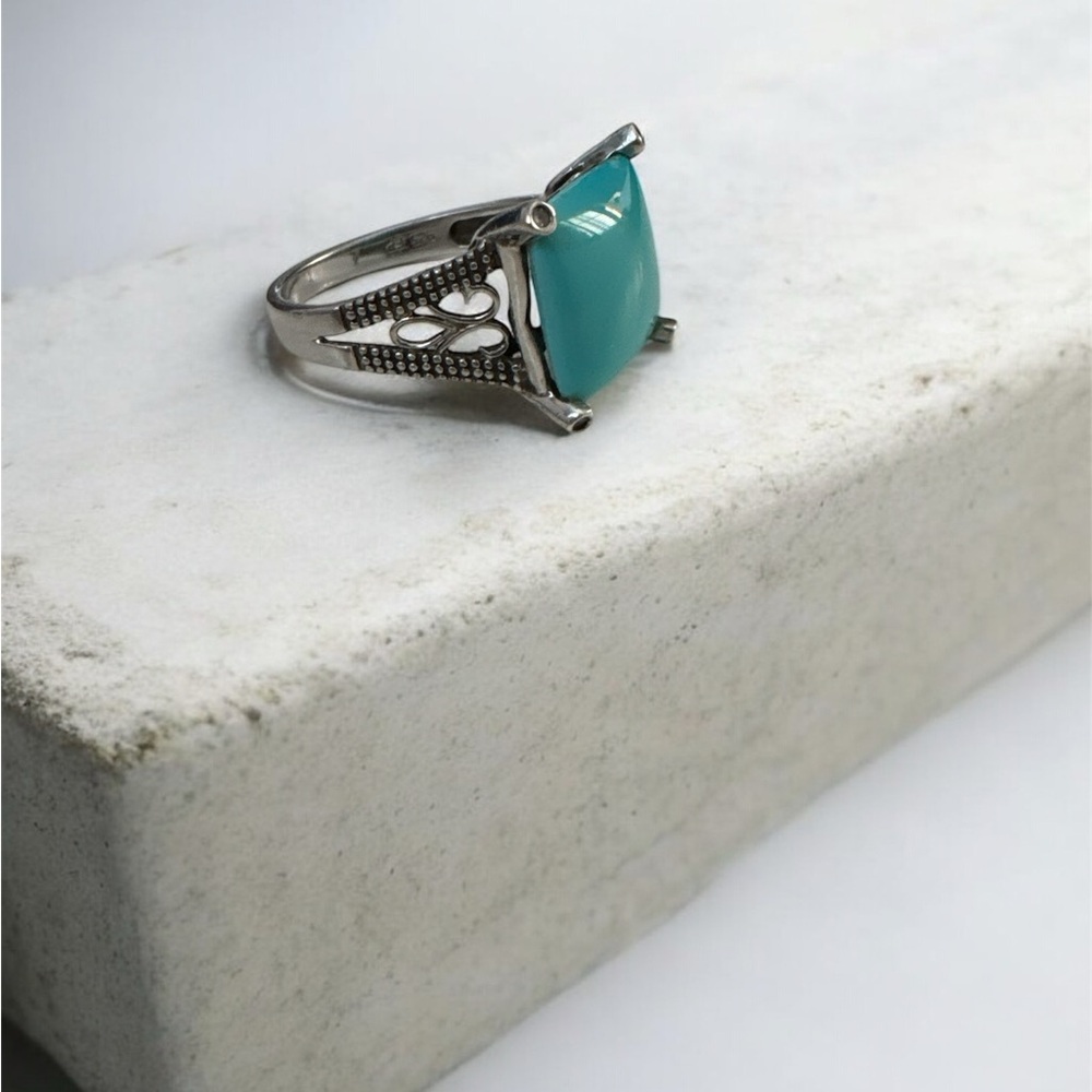 Elegant Silver and Turquoise Ring
